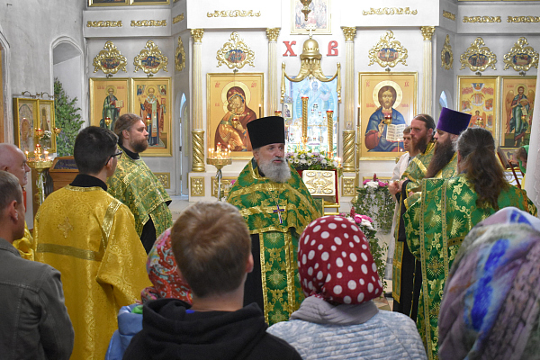 В храме Архангела Михаила встретили праздник Святой Троицы